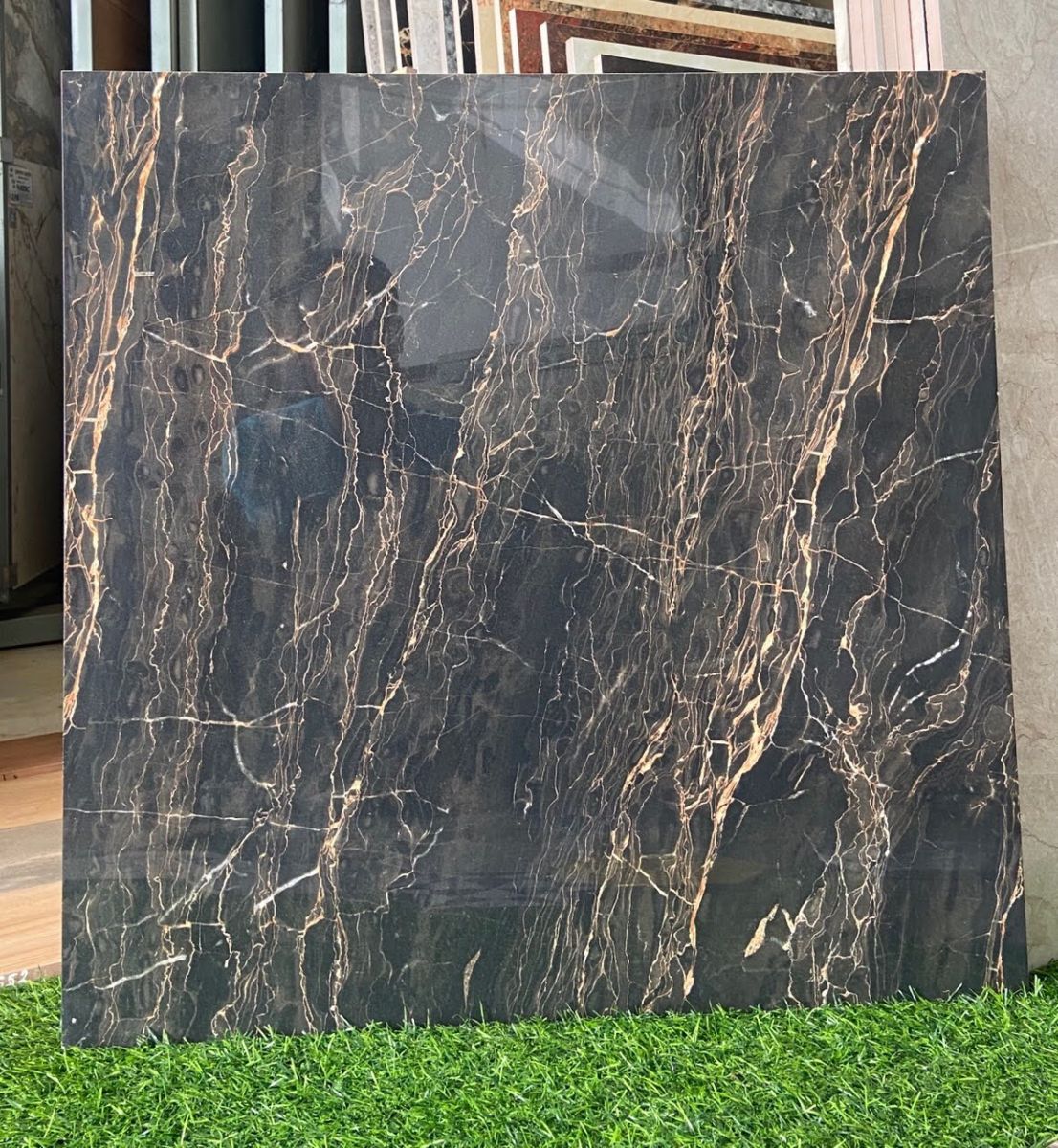 gạch 60x60 đen vân vàng