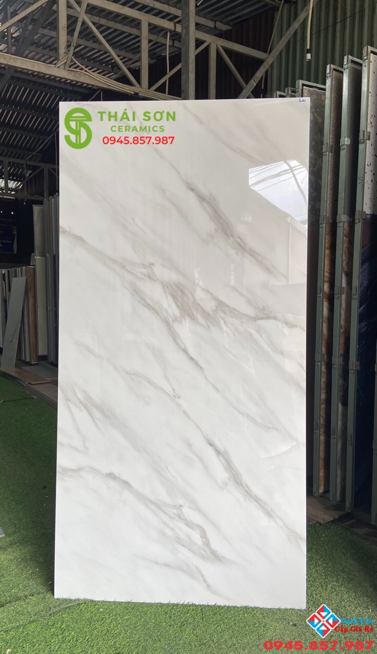 Gạch ốp tường phòng khách khổ lớn 80x160
