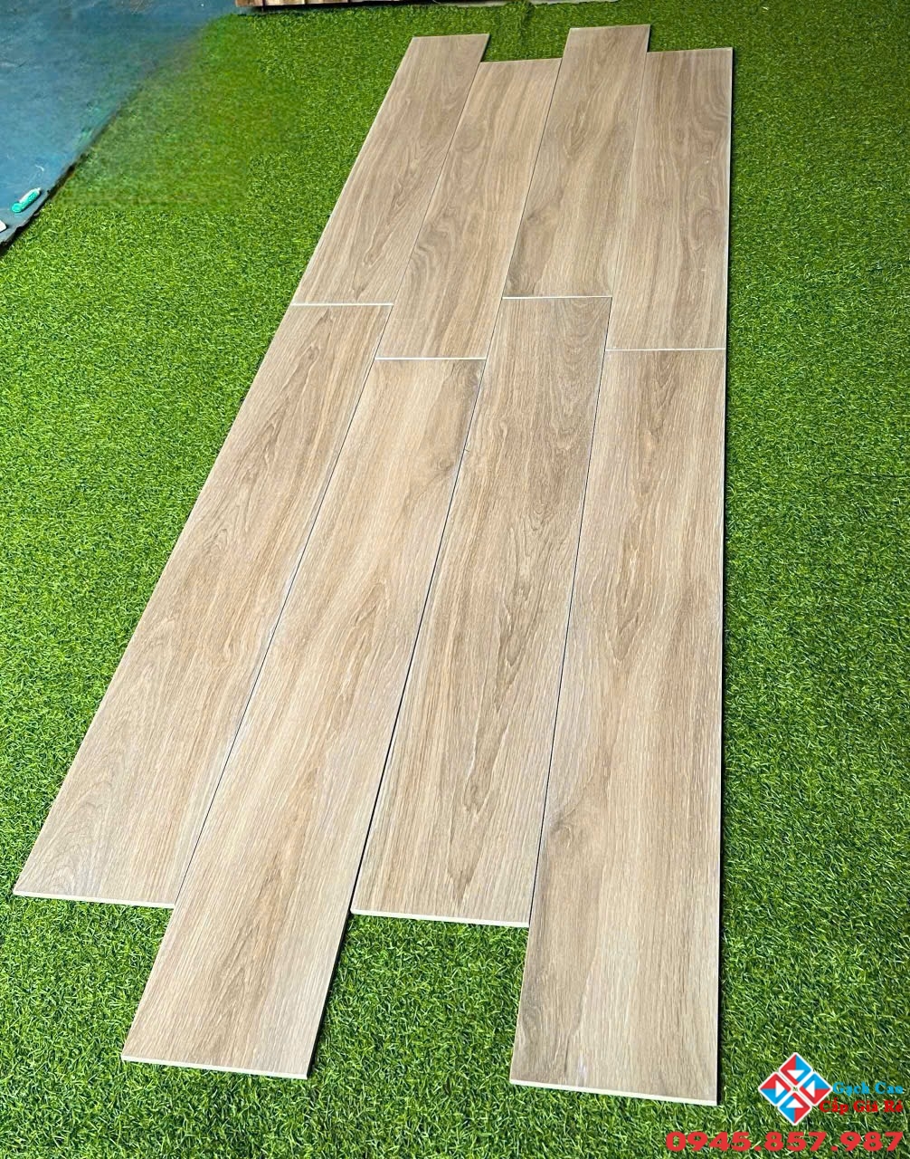 Gạch lát nền phòng thờ màu gỗ 20x120 trung quốc