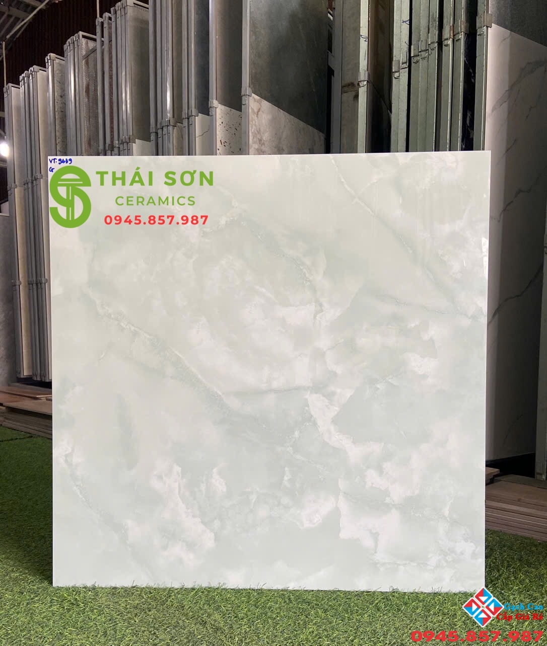 Gạch lát nền phòng khách vitto 80x80 bóng kiếng màu xanh