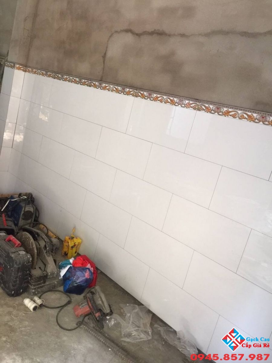 Hình ảnh gạch ốp 30x60 bóng kiếng
