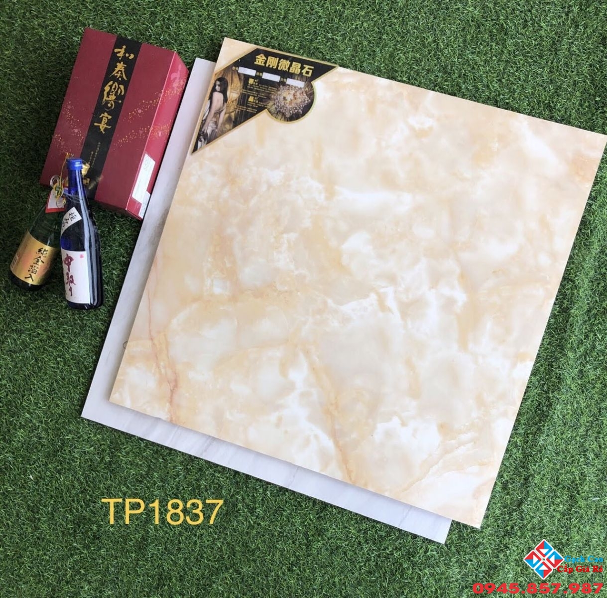 đá bóng kiếng toàn phần 80x80