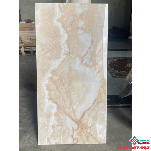 Đá bóng kiếng 60x120 khắc kim vàng
