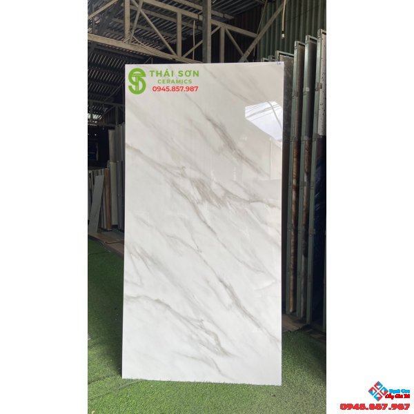 Gạch ốp tường phòng khách khổ lớn 80x160 