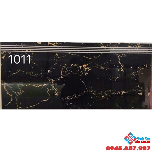 Gạch lót cầu thang đẹp 47x100 đen vân cam