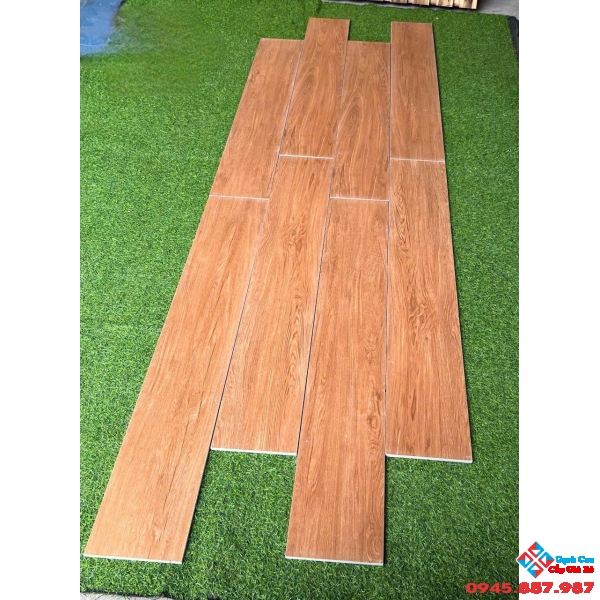 Gạch ốp tường phòng khách 20x120 màu vân giả gỗ đỏ
